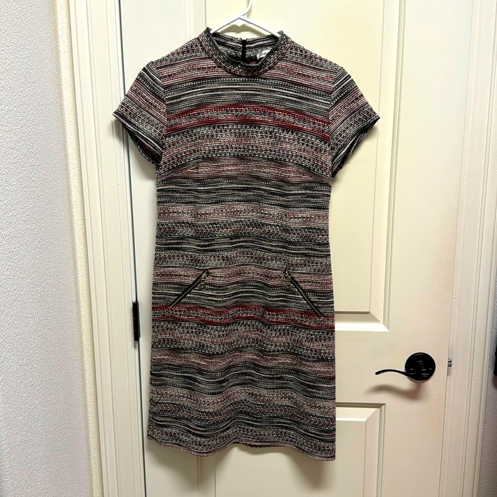 Short sleeve Madison Leigh dress with faux zipper pockets. Size 6